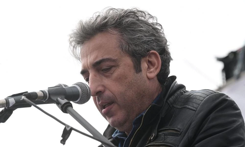 Πατέρας θύματος στην τραγωδία των Τεμπών: «Εκατομμύρια πολίτες τους αποδοκιμάζουν και η Κυβέρνηση αυτοχειροκροτείται»